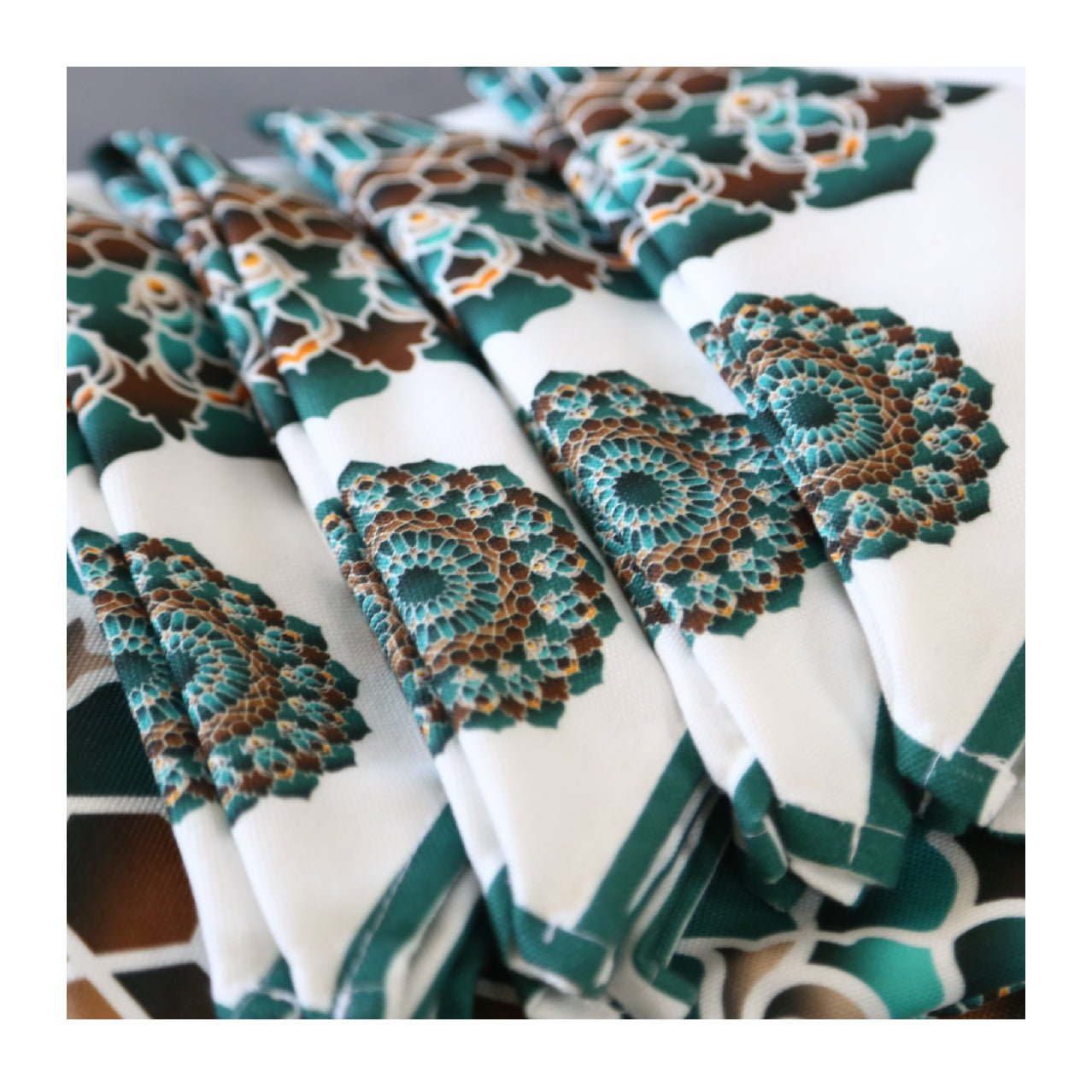 Nappe Élégante pour une Table Festive 🌿 "Harmonie arabesque" - Nappe de Table Dwirty Maroc