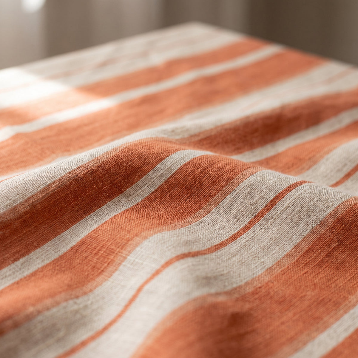 غطاء الطاولة "أناقة معدنية"