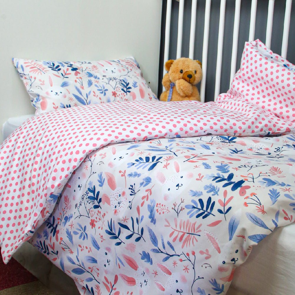 🍄 Housse de Couette Bébé Premium Double Face "Câlins Lapins" (Housse -115x130cm- + 1 TO -30x50 cm-) - Un Luxe pour Votre Bébé 🍄// Collection 'Berçeaux de Rêves' ! ✨ - Couette & Housse de Couette Dwirty Maroc