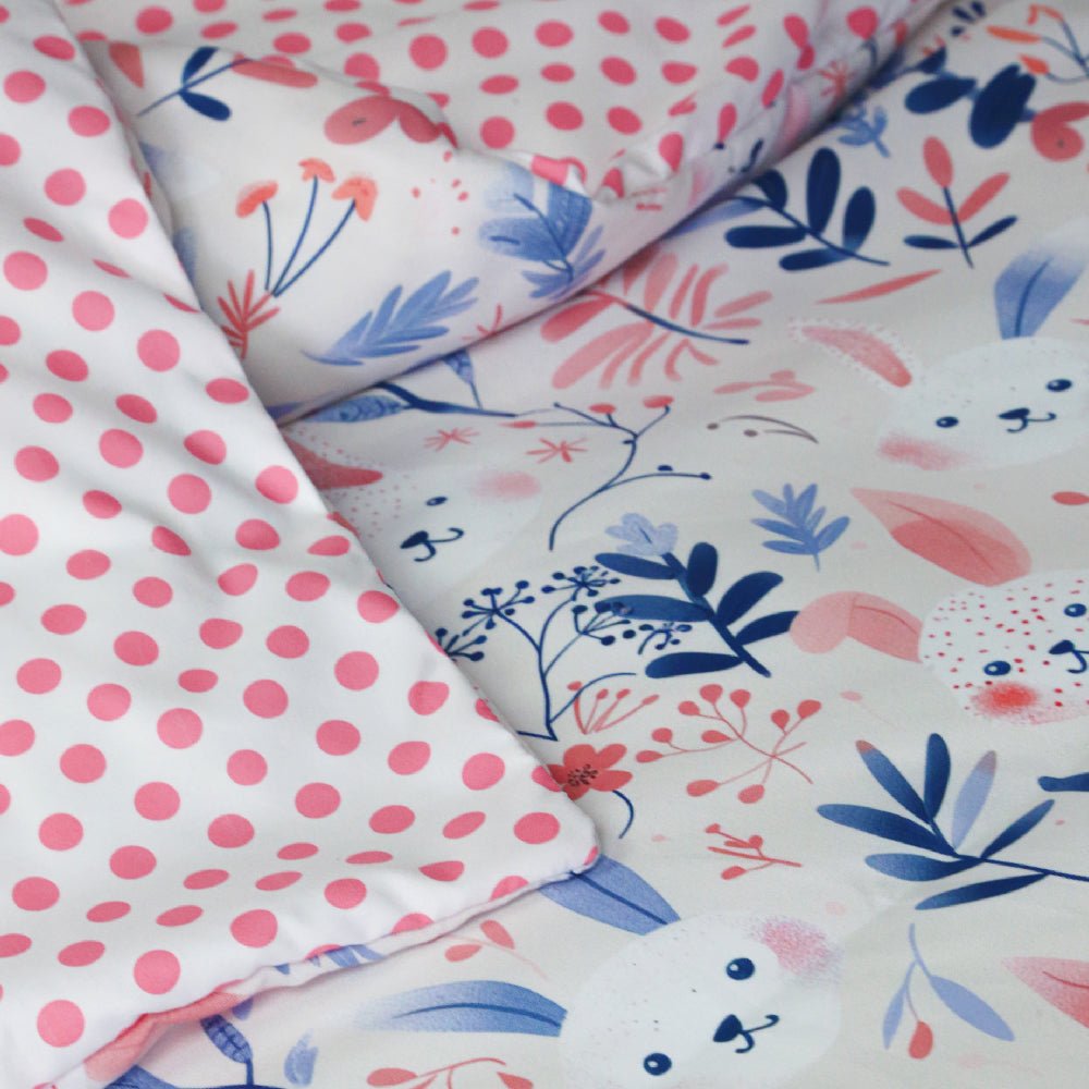 🍄 Housse de Couette Bébé Premium Double Face "Câlins Lapins" (Housse -115x130cm- + 1 TO -30x50 cm-) - Un Luxe pour Votre Bébé 🍄// Collection 'Berçeaux de Rêves' ! ✨ - Couette & Housse de Couette Dwirty Maroc