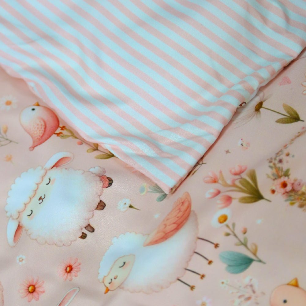 🍄 Housse de Couette Bébé Premium Double Face "Complices Fleuris" (Housse - 115x130cm - + 1 TO - 30x50 cm - ) - Un Luxe pour Votre Bébé 🍄// Collection 'Berçeaux de Rêves' ! - Couette & Housse de Couette Dwirty Maroc