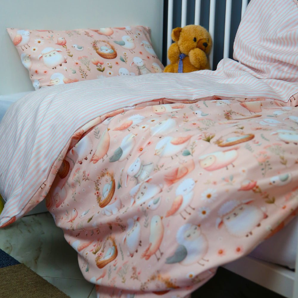 🍄 Housse de Couette Bébé Premium Double Face "Complices Fleuris" (Housse - 115x130cm - + 1 TO - 30x50 cm - ) - Un Luxe pour Votre Bébé 🍄// Collection 'Berçeaux de Rêves' ! - Couette & Housse de Couette Dwirty Maroc