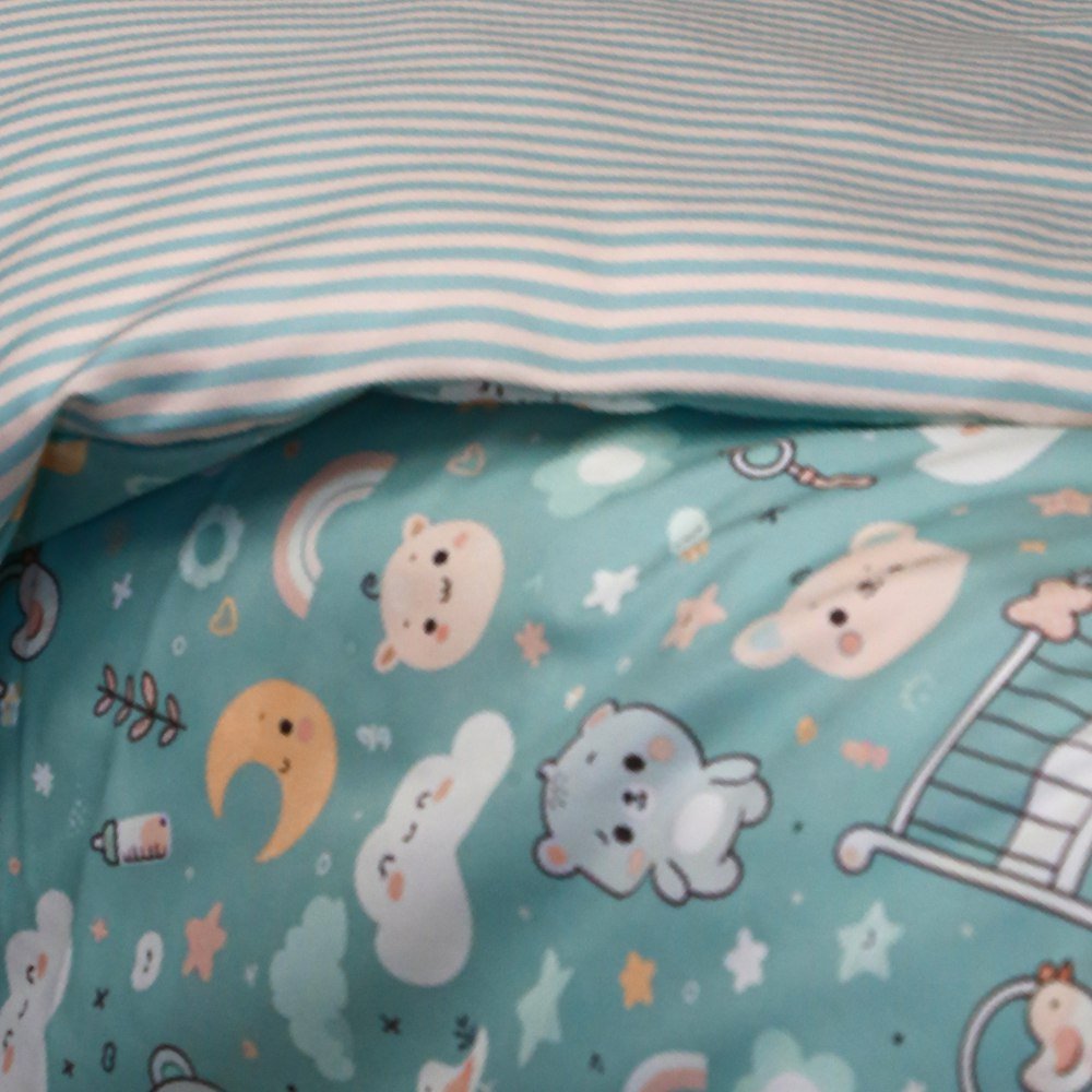 🍄 Housse de Couette Bébé Premium Double Face "Pas d'Ourson" (Housse -115x130cm- + 1 TO -30x50 cm-) - Un Luxe pour Votre Bébé 🍄// Collection 'Berçeaux de Rêves' ! ✨ - Couette & Housse de Couette Dwirty Maroc