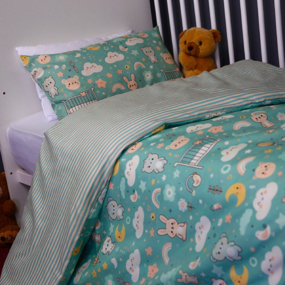 🍄 Housse de Couette Bébé Premium Double Face "Pas d'Ourson" (Housse -115x130cm- + 1 TO -30x50 cm-) - Un Luxe pour Votre Bébé 🍄// Collection 'Berçeaux de Rêves' ! ✨ - Couette & Housse de Couette Dwirty Maroc