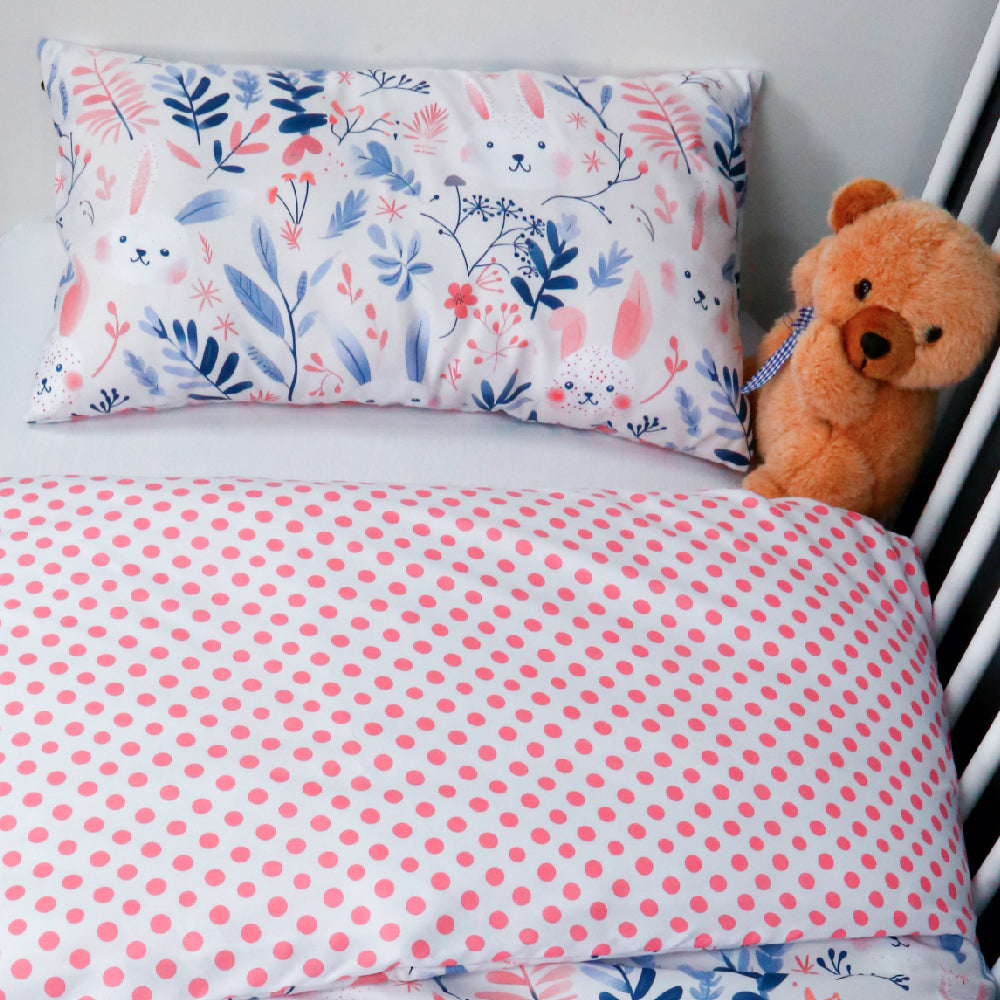 🍄 Housse de Couette Bébé Premium Double Face "Câlins Lapins" (Housse -115x130cm- + 1 TO -30x50 cm-) - Un Luxe pour Votre Bébé 🍄// Collection 'Berçeaux de Rêves' ! ✨