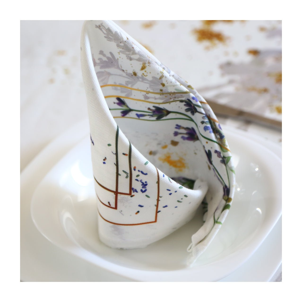 Nappe de Table "Éclats de Lavande – Collection ÉLÉGANCE MODERNE ✨ - Nappe de Table Dwirty Maroc