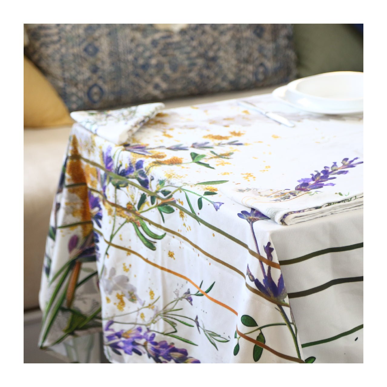 Nappe de Table "Éclats de Lavande – Collection ÉLÉGANCE MODERNE ✨ - Nappe de Table Dwirty Maroc