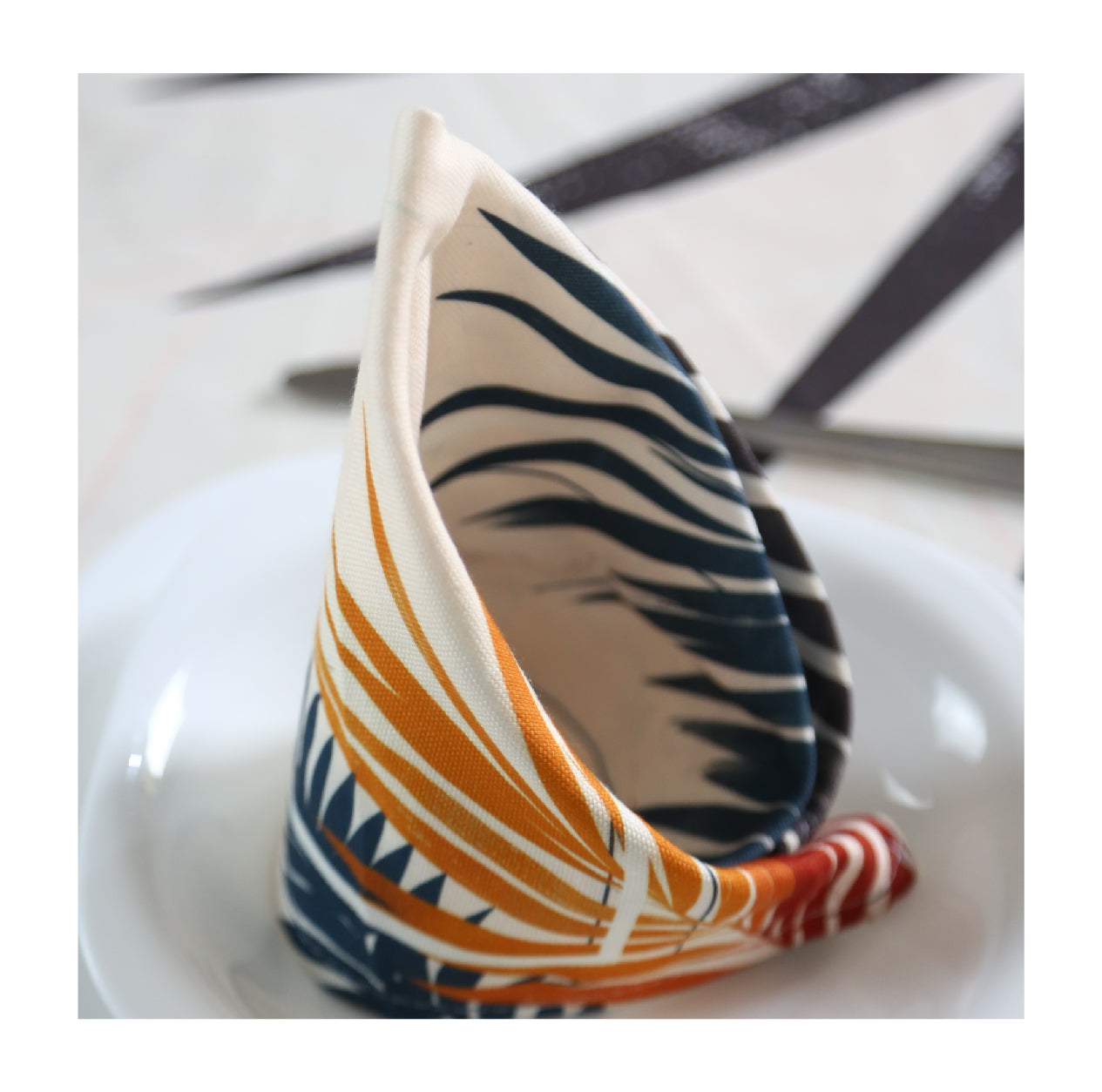 Nappe de Table "Palmes Dorées" – Collection ÉLÉGANCE MODERNE ✨