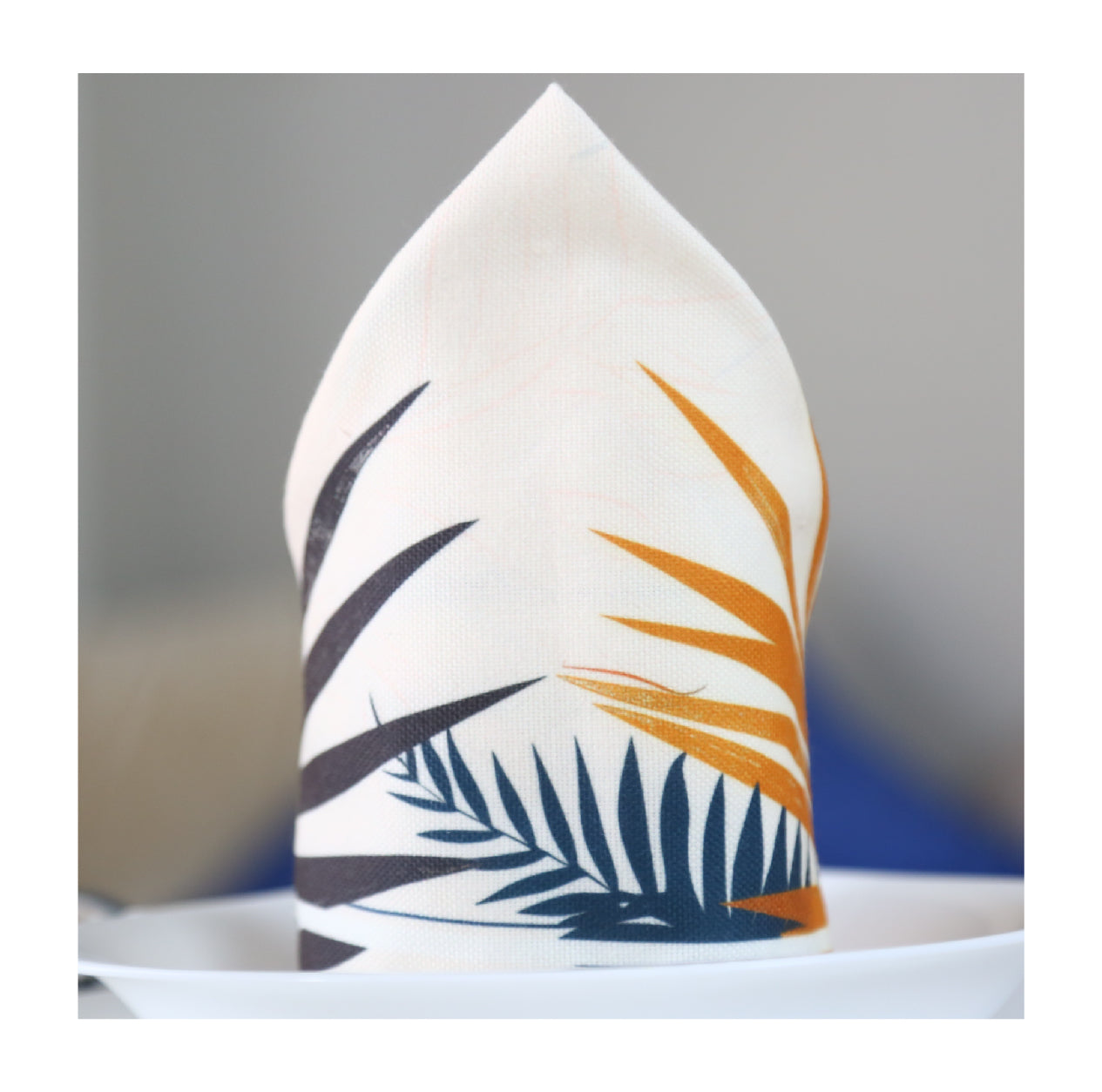 Nappe de Table "Palmes Dorées" – Collection ÉLÉGANCE MODERNE ✨