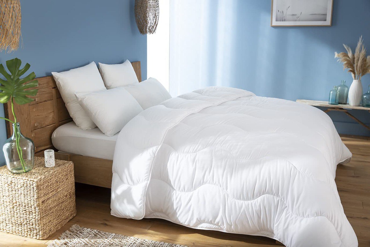Couette Blanche en Microfibre Kasbah – Antiallergique & Douce  // Le confort idéal pour la mi-saison C°++