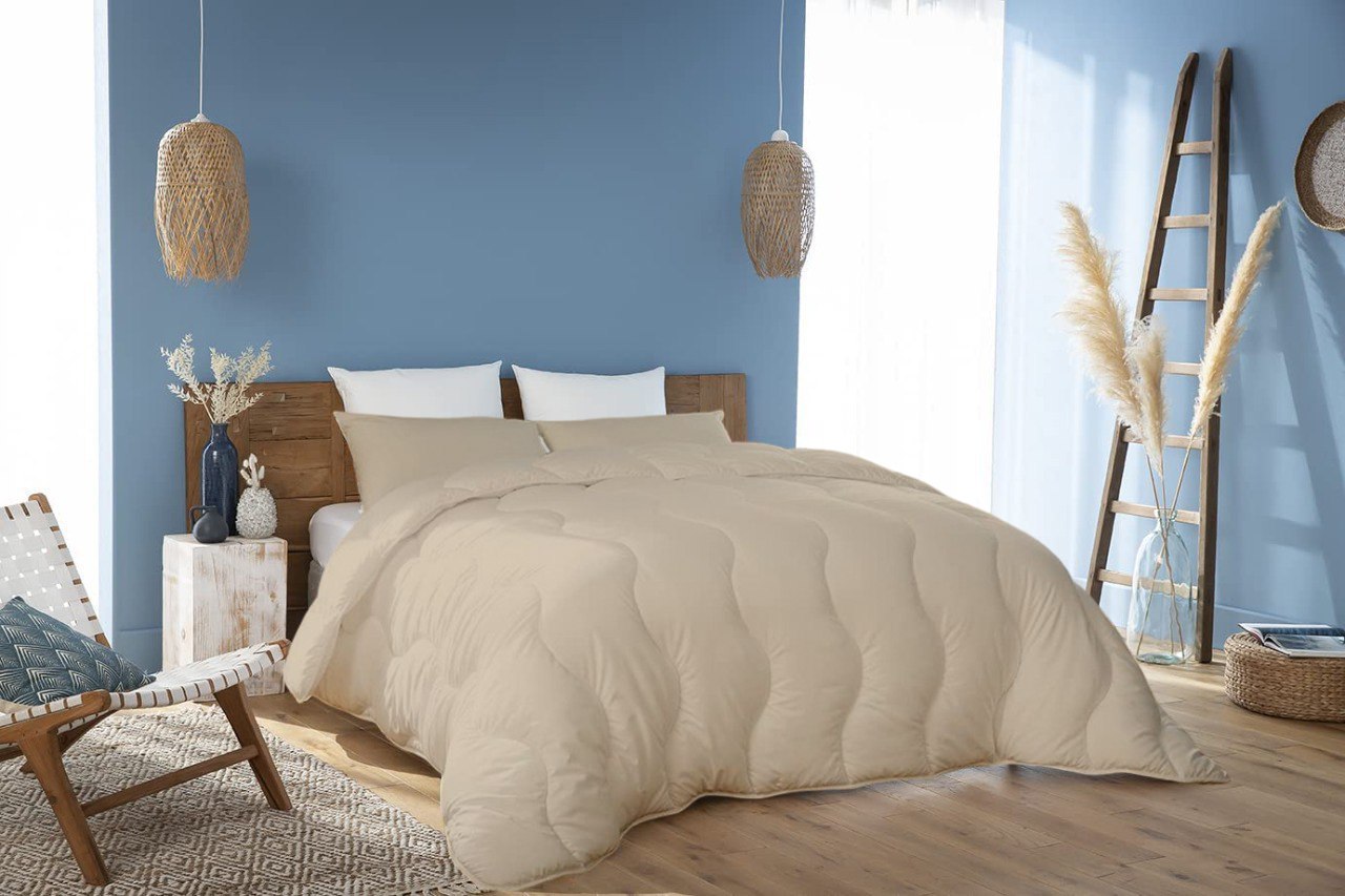 Couette Uni Kasbah Microfibre Beige Sable + Taie d'Oreiller Offertes  // Chaude C°+++ & Antiallérgique