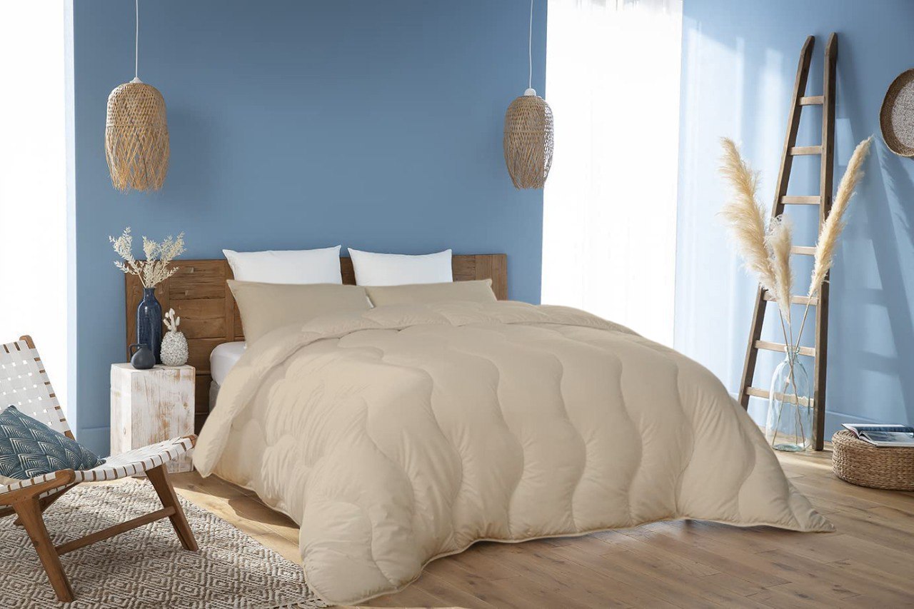 Couette Uni Kasbah Microfibre Beige Sable - Antiallergique + Taie d'Oreiller  Offert avec  -50% Offre 2024