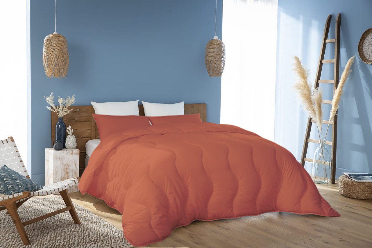 Couette Uni Kasbah Microfibre Orange - Antiallergique + Taie d'Oreiller  Offert avec  -50% Offre 2024